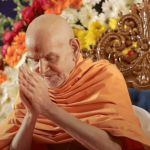 A Lesson in Humility and Love: A Heartwarming Moment with Mahant Swami Maharaj
