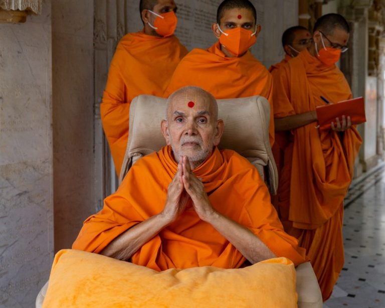 The Strength of Quietly Stepping Back: A Memorable Moment with Mahant Swami Maharaj