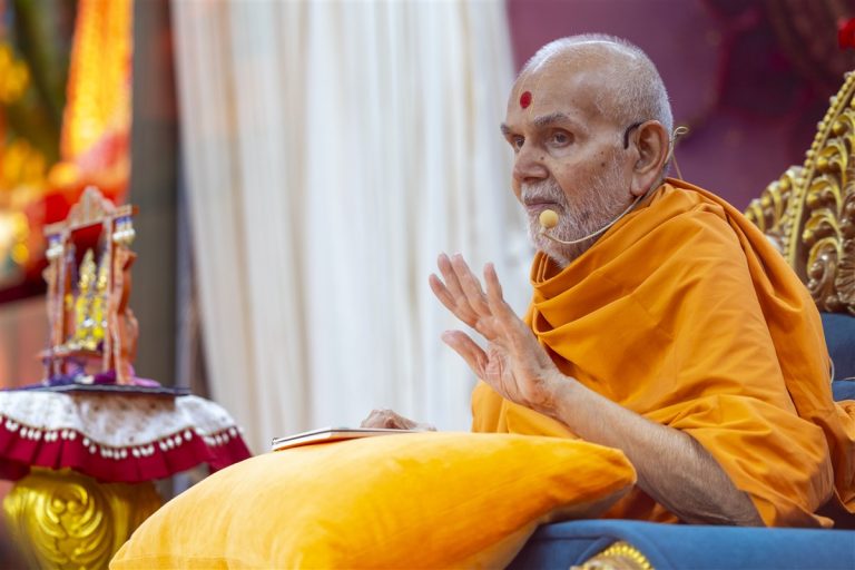 The Power of Patient Faith: A Memorable Moment with Mahant Swami Maharaj