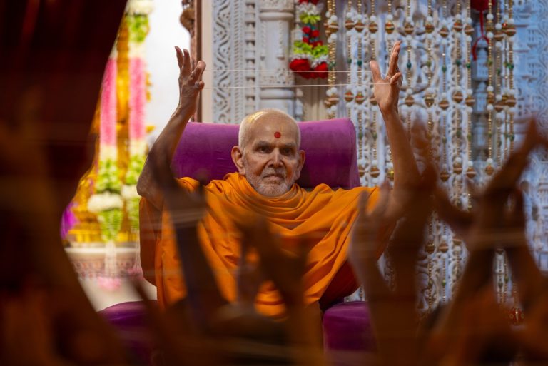 The Power of Peaceful Response: A Memorable Moment with Mahant Swami Maharaj