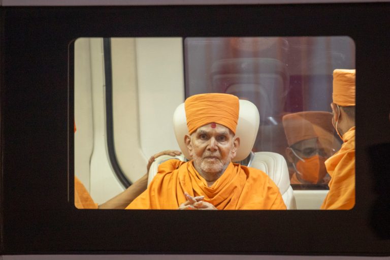 Mahant Swami Maharaj’s Silent Lesson on Simplicity: A Memorable Moment with Mahant Swami Maharaj