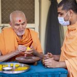 Mahant Swami Maharaj’s Silent Lesson in Tolerance: A Memorable Moment with Mahant Swami Maharaj