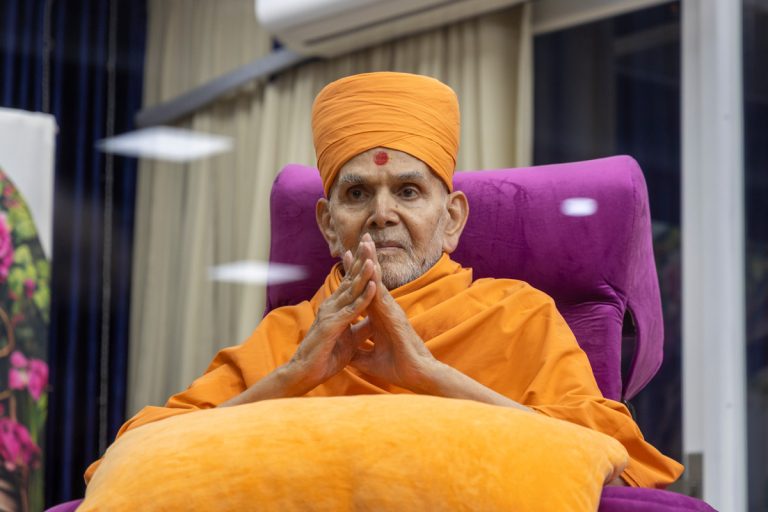 A Love That Endures Pain: A Memorable Moment with Mahant Swami Maharaj