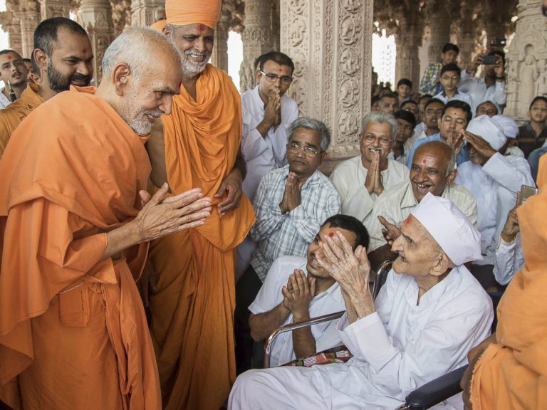 One Glance That Changed a Life: A Memorable Moment with Mahant Swami Maharaj