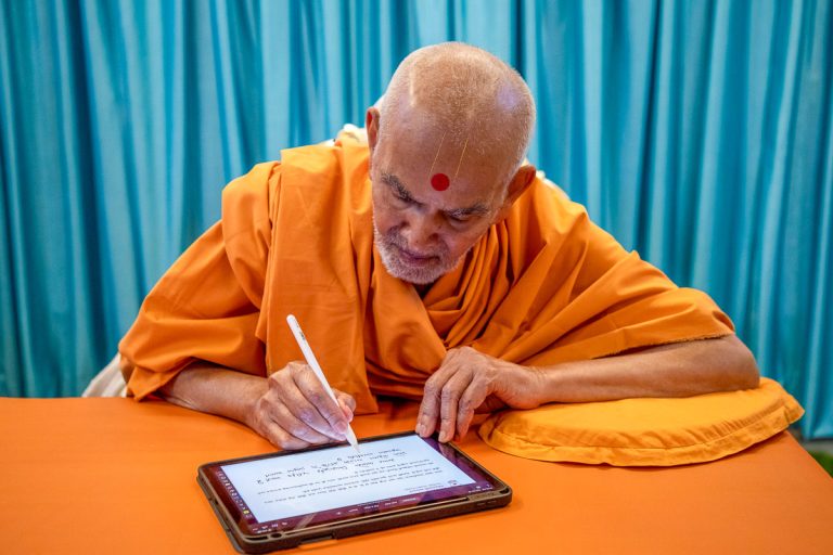 When Service Becomes a Way of Life: A Memorable Moment with Mahant Swami Maharaj