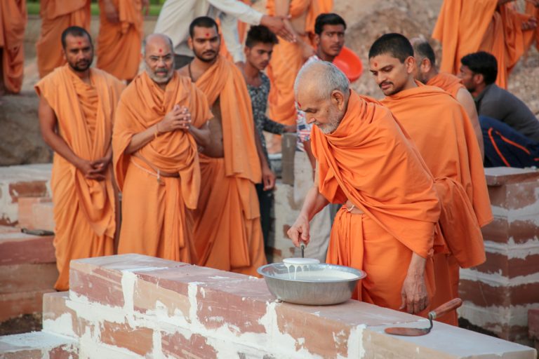 The Spiritual Power of Seva: A Memorable Moment with Mahant Swami Maharaj